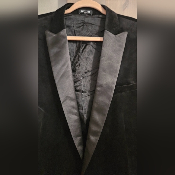 EXPRESS Black velvet tuxedo blazer slim fit. Size 48R - Picture 6 of 15